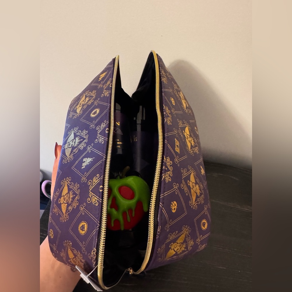NEW B&BW 8pc Evil Queen Body Care Set & NWT Large  Cosmetic Bag, Disney Villains - Picture 12 of 12